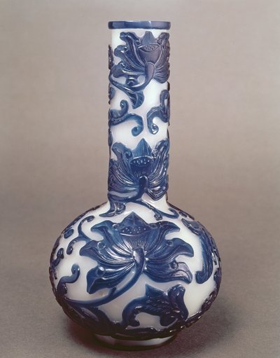 Bouteille chinoise en verre camée bleu et blanc, période Chien Lung (1736-95) - Chinese School